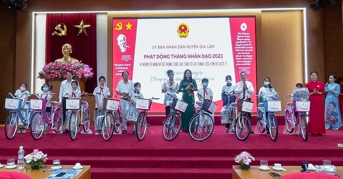 Tặng xe đạp cho học sinh