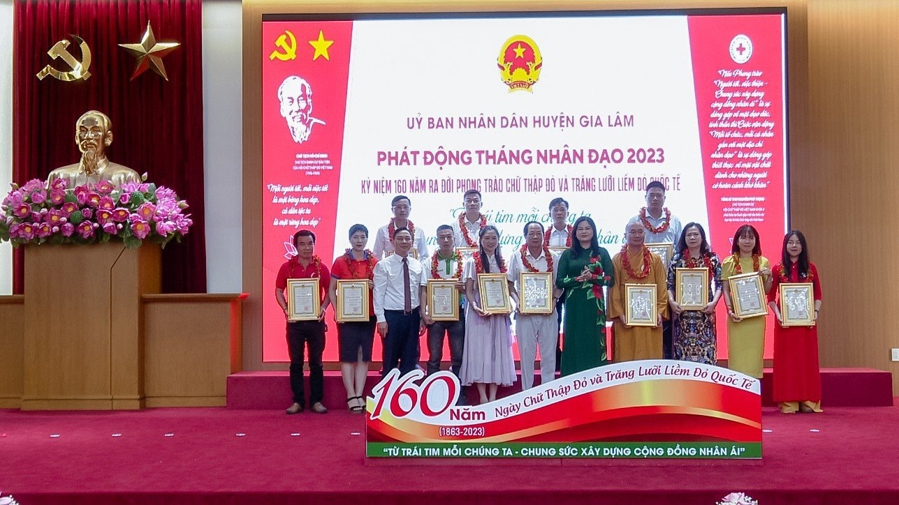 Các nhà hảo tâm tham gia ủng hộ